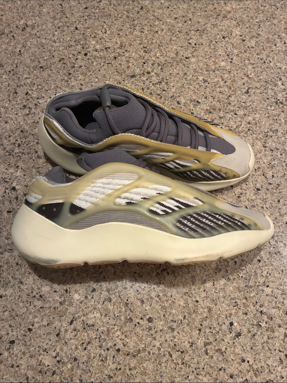 Men’s 8.5 2022
adidas Men's Yeezy 700 V3 'Fade Salt'